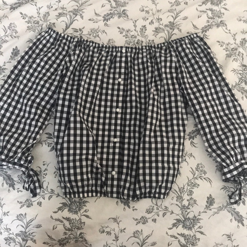 B&W Off the shoulder fitted top quarter sleeves